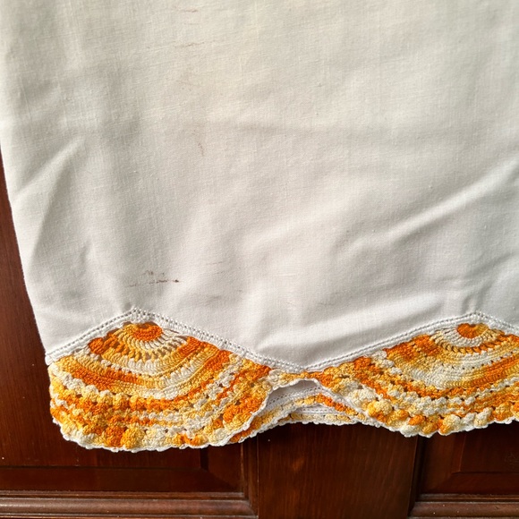 VTG set of 2 Orange crochet edge pillowcases. No stains or tears. - Picture 3 of 7